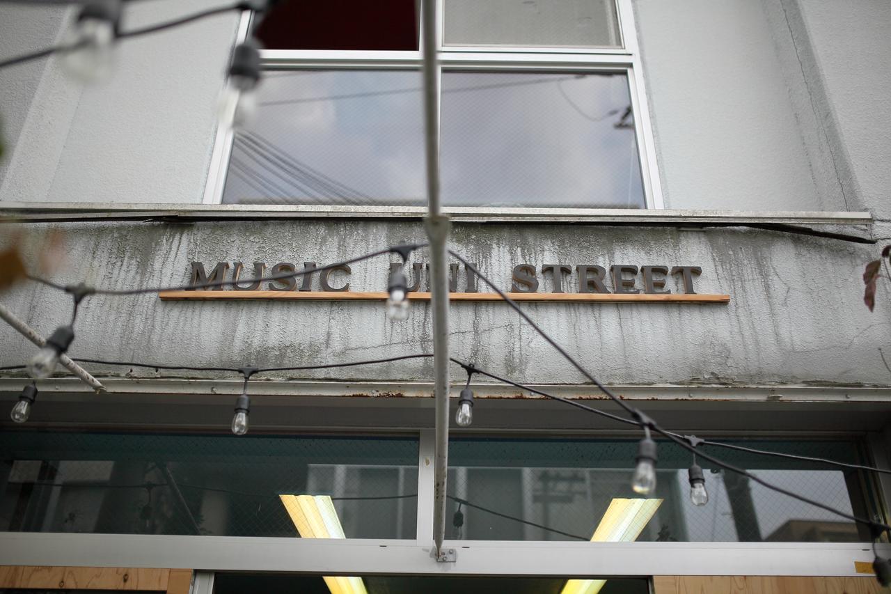 Music Uni Street Backpacker'S Hostel Тойонака Екстер'єр фото